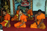Молодые монахи откровенно скучают
