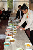 В мисках еда, приготовленная в разных домах и принесенная для монахов