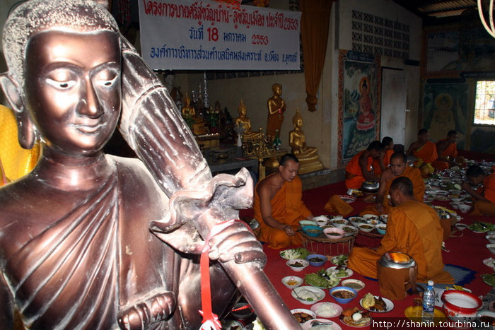 Статуя бродячего монаха и монахи, постоянно живущие в своем монастыре Удон-Тани, Таиланд