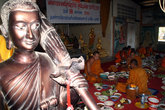 Статуя бродячего монаха и монахи, постоянно живущие в своем монастыре