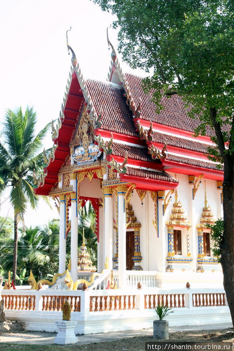 Типичный тайский храм с островерхой крышей Удон-Тани, Таиланд