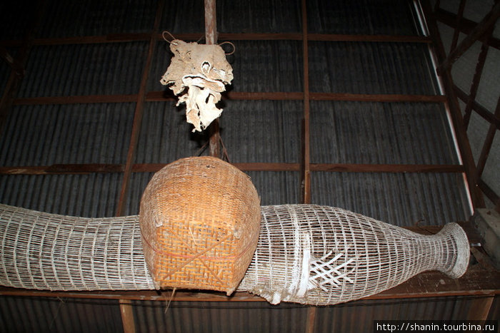 Корзина и ловушка для рыбы — под потолком храма Удон-Тани, Таиланд