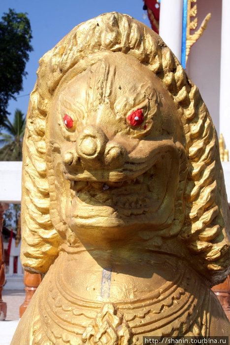 Лев у входа в храм Удон-Тани, Таиланд