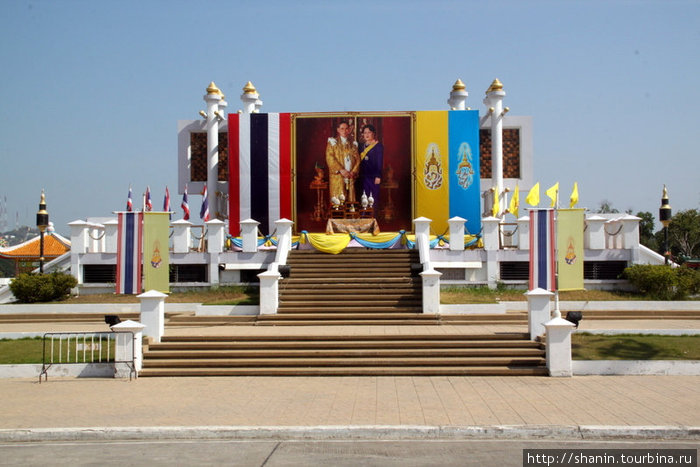 Памятник королевской чете Накхон-Саван, Таиланд