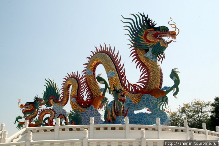 Два дракона на белом пъедестале Накхон-Саван, Таиланд