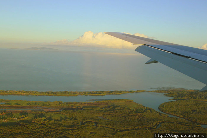 В самолёте компании ’air pacific’- внизу Тихий Океан и остров Вити-Леву Нанди, остров Вити-Леву, Фиджи