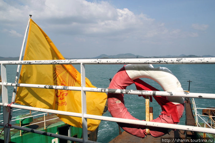 Буддистский желтый флаг на пароме Остров Чанг, Таиланд