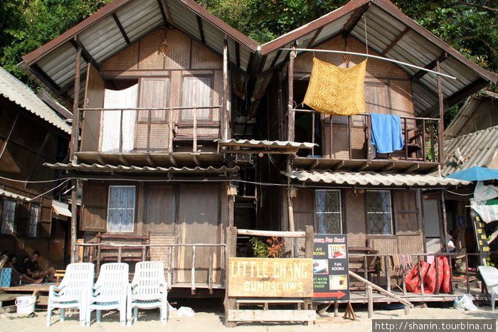 Двухэтажные домики на краю пляжа Остров Чанг, Таиланд