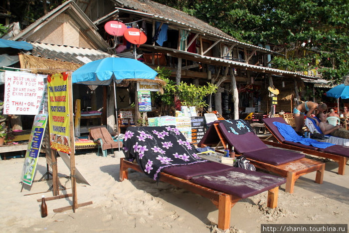 Лежаки на пляже Остров Чанг, Таиланд