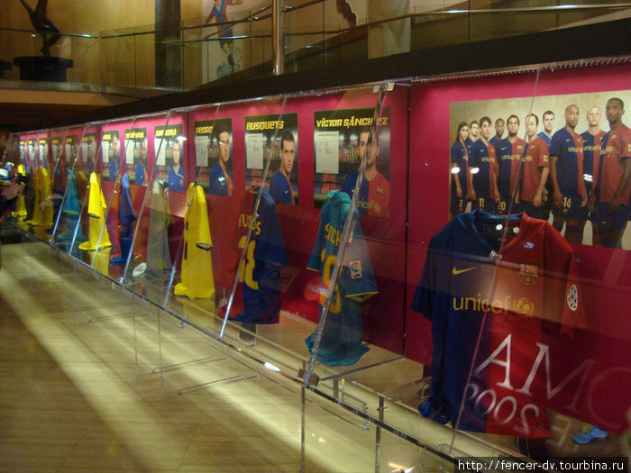 Футболки всех игроков чемпионской команды 2009 года. Барселона, Испания