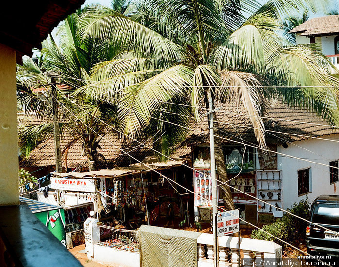 Вид с балкона нашего отеля на аналогичные в Калангуте (Гоа). Индия