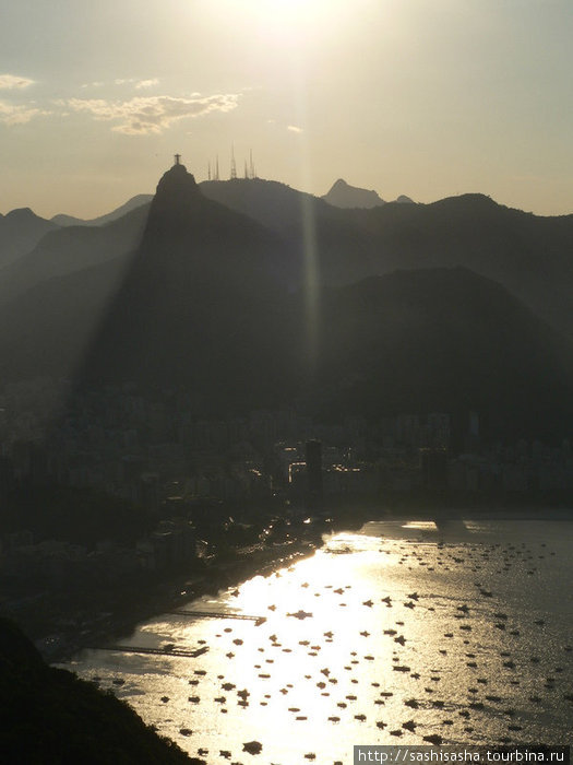Вид на Кристу, так в Рио на зывают статую Иисуса. Рио-де-Жанейро, Бразилия
