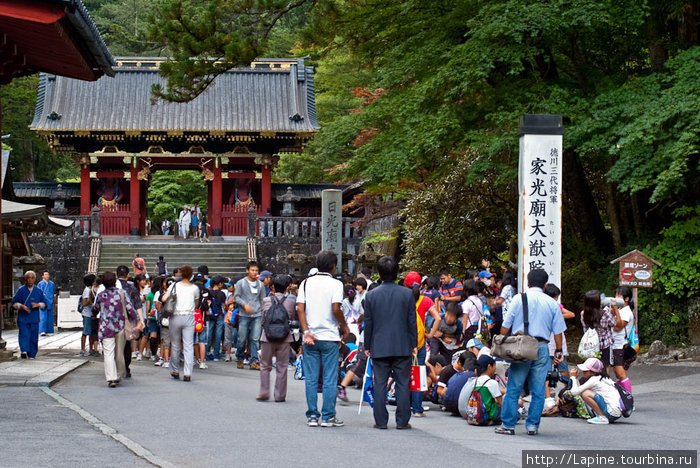 Народ перед входом в Тайю-ин-бё Никко, Япония