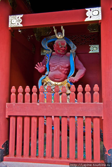 Тайю-ин-бё: охранный бог в Нио-мон номер раз... Никко, Япония