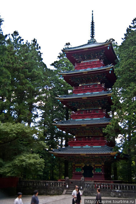 Пагода перед храмом Тосёгу Никко, Япония