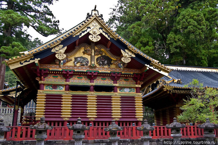 Тосёгу: Ками-дзинко (Верхнее священное хранилище) Никко, Япония