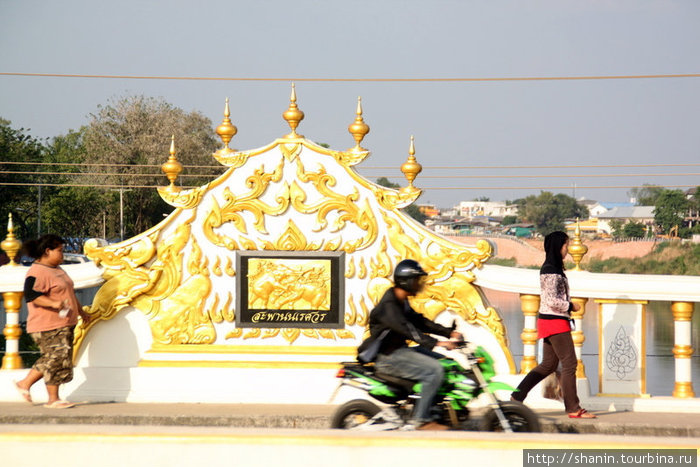На мосту у храма золотого Будды Пхитсанулок, Таиланд