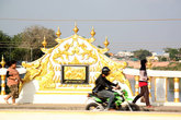 На мосту у храма золотого Будды