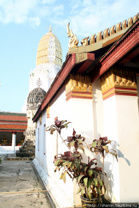 В монастыре Ват Яй (ват Пхра-Си-Ратана-Махатхат) Пхитсанулок, Таиланд