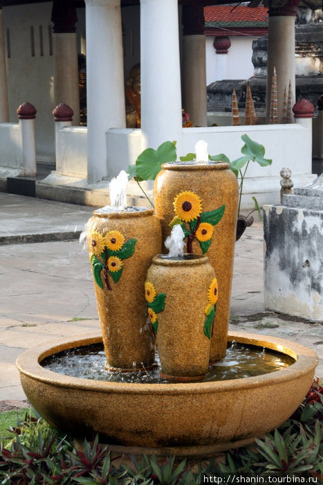 Фонтан во дворе монастыря Ват Яй Пхитсанулок, Таиланд