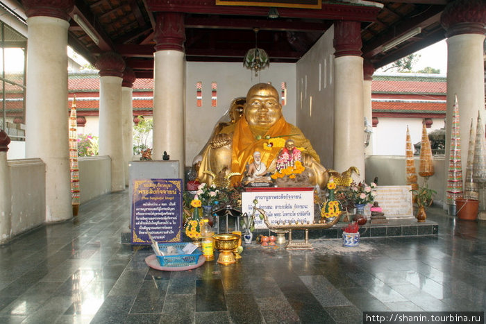 Толстый Будда во дворе монастыря Ват Яй (ват Пхра-Си-Ратана-Махатхат) Пхитсанулок, Таиланд