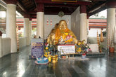 Толстый Будда во дворе монастыря Ват Яй (ват Пхра-Си-Ратана-Махатхат)