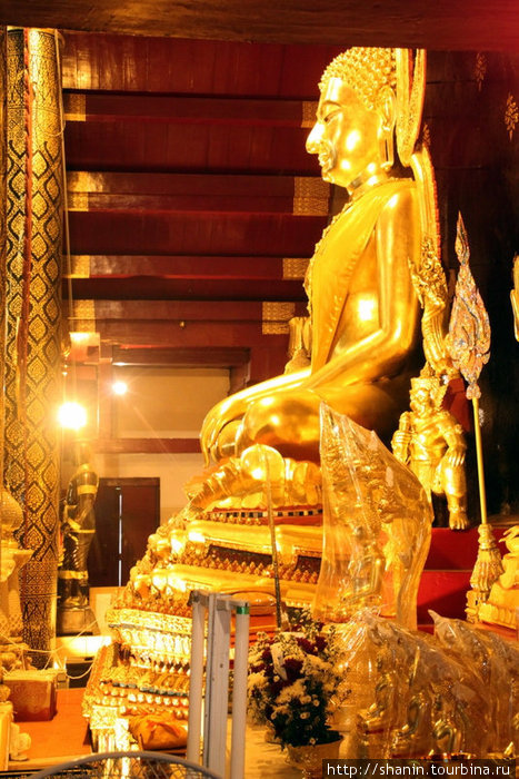 Сам знаменитый Будда Чинарат в монастыре Ват Яй (Wat Yai, полное название – ват Пхра-Си-Ратана-Махатхат) Пхитсанулок, Таиланд