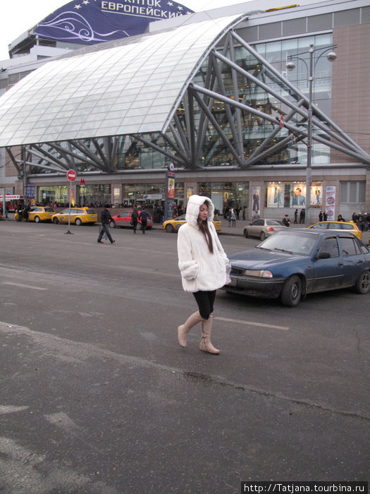 девушка в белом на фоне торгового центра Москва, Россия
