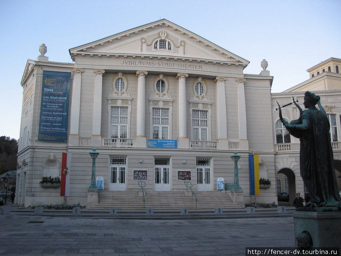 Главная площадь и городской театр Баден, Австрия