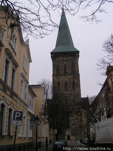Башня доминирует над зданием Оснабрюк, Германия