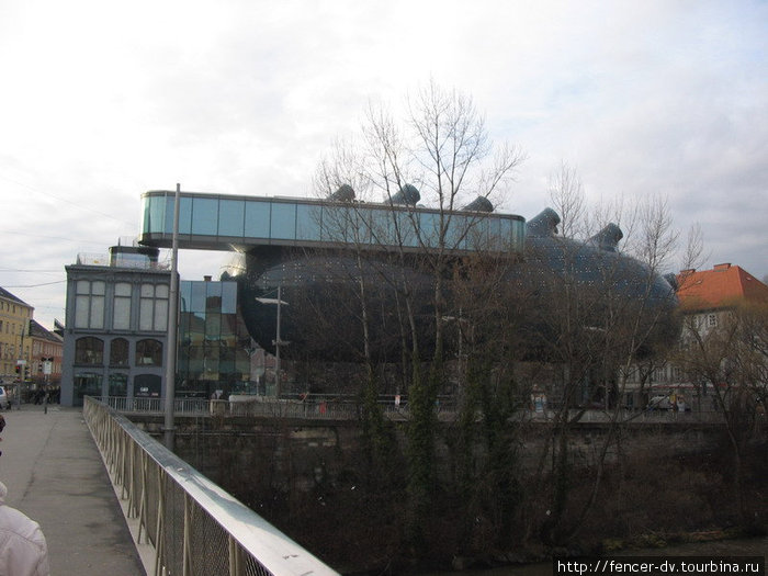 Крайне неоднозначных архитектурных форм театр был построен в 2003 году, когда Грац носил звание культурной столицы Европы Грац, Австрия