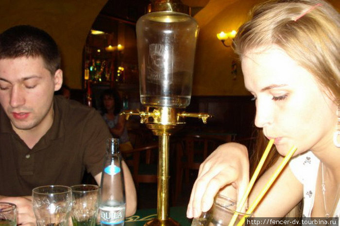 В Европе абсент всегда пили холодным, разбавляя его холодной водой из специальной колбы Прага, Чехия