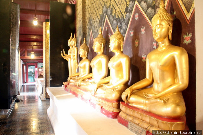 Будды у входа в храм с главным Буддой, буддой Чинарат Пхитсанулок, Таиланд