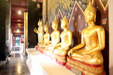 Будды у входа в храм с главным Буддой, буддой Чинарат