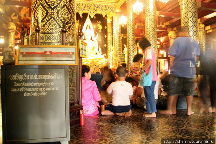 Паломники у стоп Будды Чинарат Пхитсанулок, Таиланд