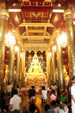 Будда Чинарат в зале с колоннами