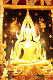 Будда Чинарат светится как золотой (на самом деле — бронзовый)