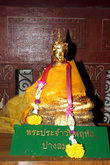 Сидящий Будда — маленькая статуэтка в том же зале, что и сам Будда Чинарат