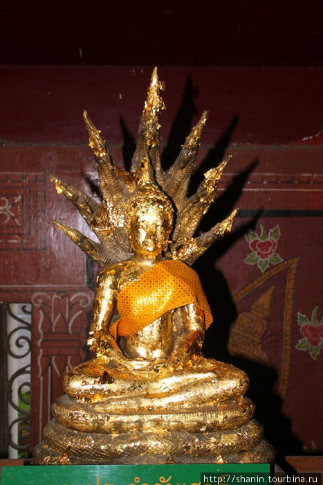 Будда и змей нага — под слоем сусального золота Пхитсанулок, Таиланд