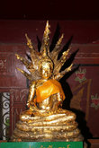 Будда и змей нага — под слоем сусального золота