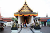Вход в храм, в котором хранится Будда Чинарат