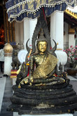 Будда перед входом в храм с Буддой Чинарат
