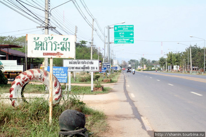 Дорога от города к историческому парку Сукхотай, Таиланд