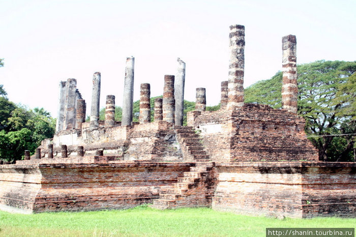 Руины на территории монастыря Ват Махатхат Сукхотай, Таиланд