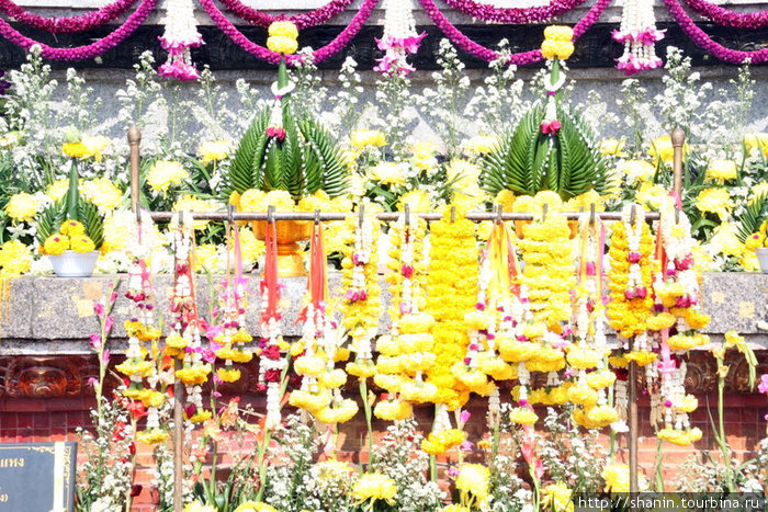 Сложные гирлянды из цветов Сукхотай, Таиланд