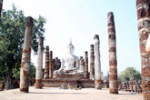 Будда среди руин храма в монастыре Ват Махатхат