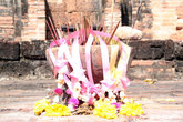 Цветы и ароматные палочки — чаще всего встречающиеся предметы у ног Будды