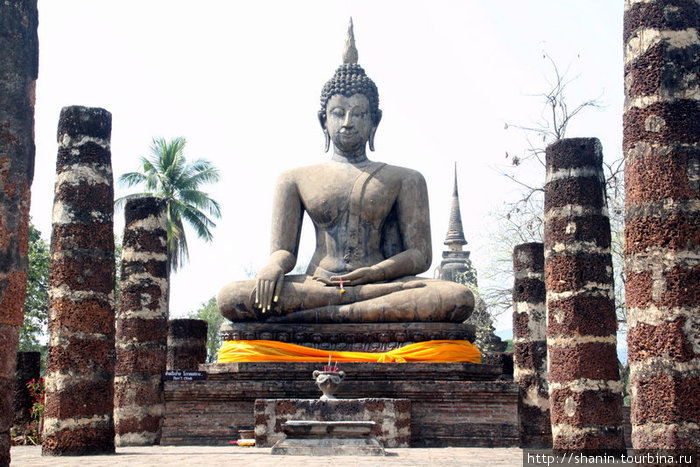 Будда и колонны храма Сукхотай, Таиланд