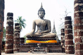 Будда и колонны храма