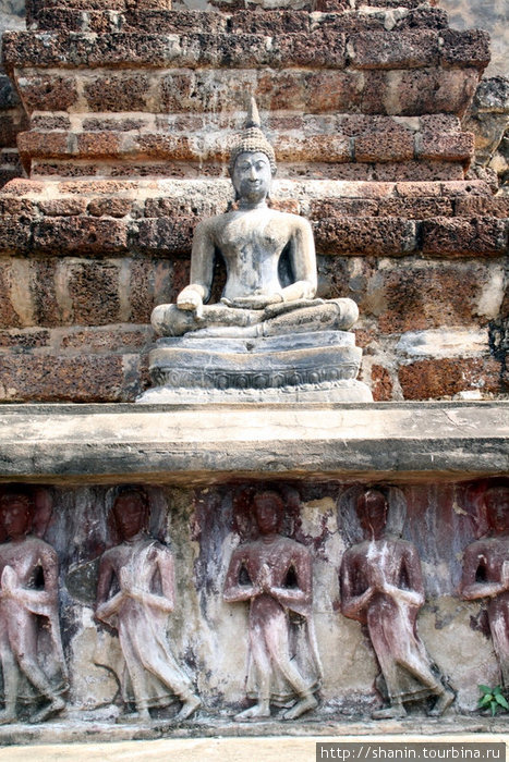 Статуя Будды и барельеф Сукхотай, Таиланд